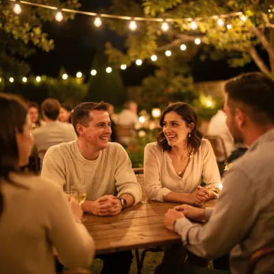 Vrienden praten aan een houten tafel in de tuin onder lichtslingers